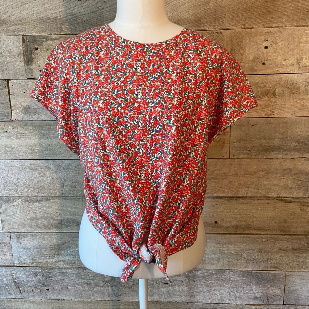 BNWOT Zara women’s red floral tie up cropped shirt top in size medium